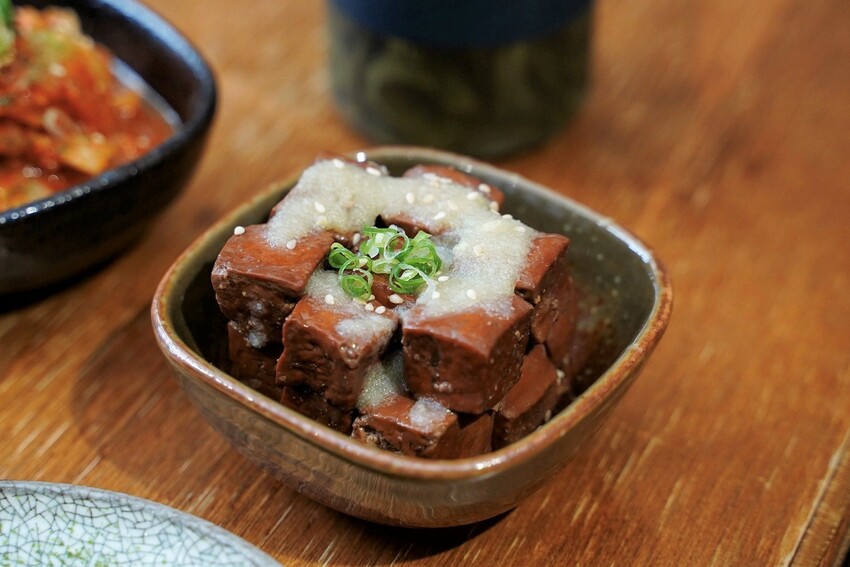 新竹特色老宅．麵食餐館推薦「樂客Rocks Cooking」，值得讓你一訪再訪的優質好店！必點三饗牛肉麵、招牌松露水餃、香蒜黑糖豆干～ - 阿華田的美食日記