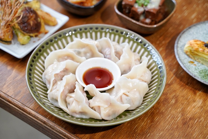 新竹特色老宅．麵食餐館推薦「樂客Rocks Cooking」，值得讓你一訪再訪的優質好店！必點三饗牛肉麵、招牌松露水餃、香蒜黑糖豆干～ - 阿華田的美食日記