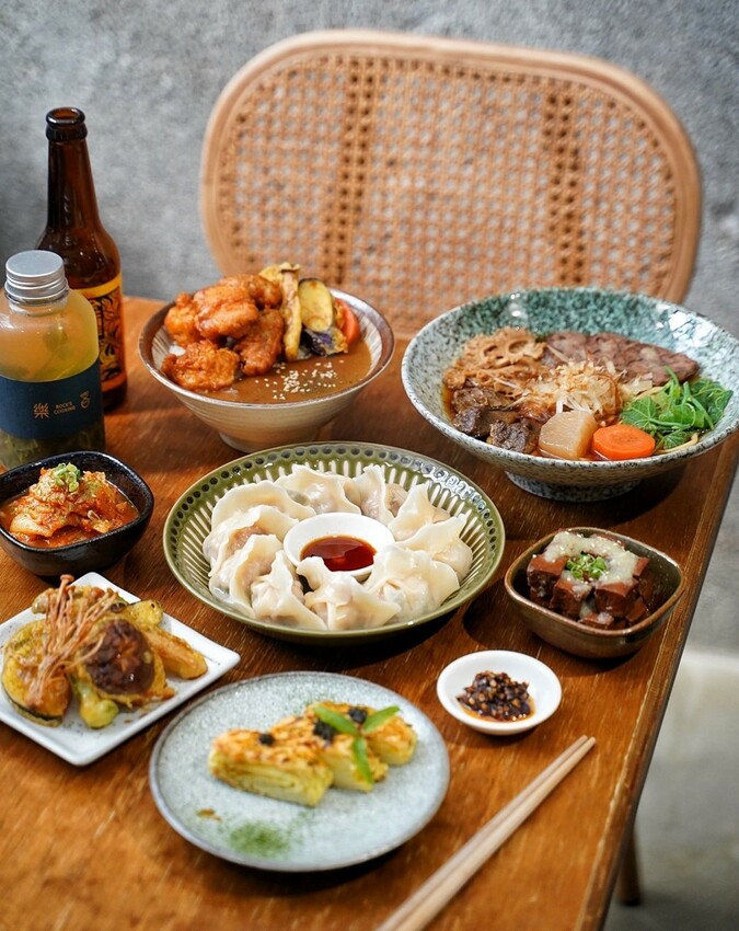 新竹特色老宅．麵食餐館推薦「樂客Rocks Cooking」，值得讓你一訪再訪的優質好店！必點三饗牛肉麵、招牌松露水餃、香蒜黑糖豆干～ - 阿華田的美食日記