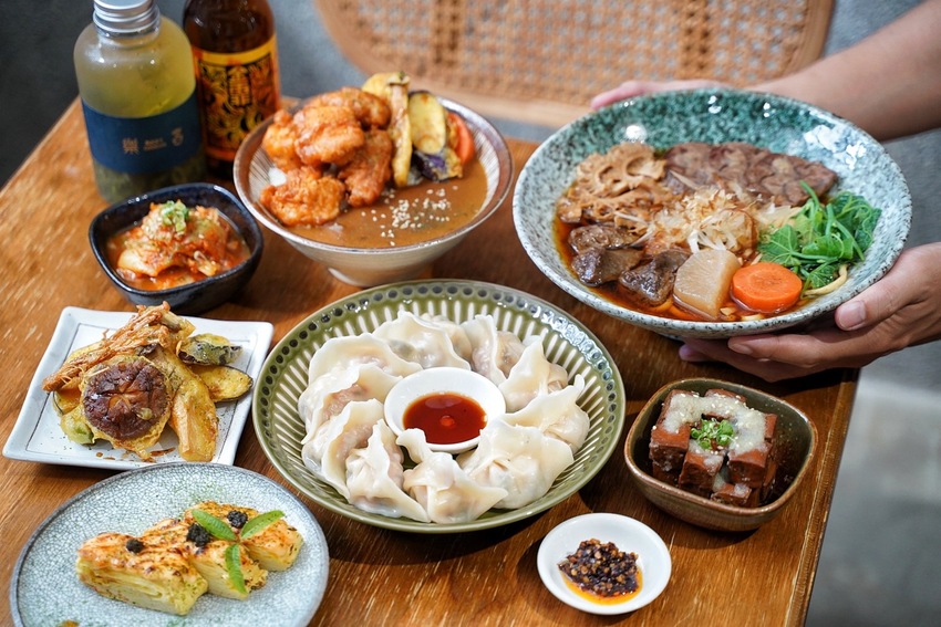 新竹特色老宅．麵食餐館推薦「樂客Rocks Cooking」，值得讓你一訪再訪的優質好店！必點三饗牛肉麵、招牌松露水餃、香蒜黑糖豆干～ - 阿華田的美食日記