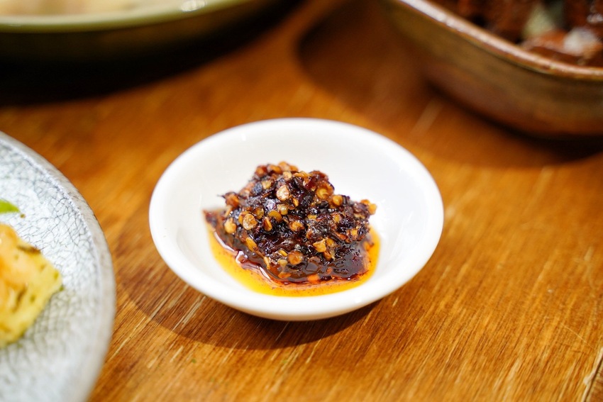 新竹特色老宅．麵食餐館推薦「樂客Rocks Cooking」，值得讓你一訪再訪的優質好店！必點三饗牛肉麵、招牌松露水餃、香蒜黑糖豆干～ - 阿華田的美食日記