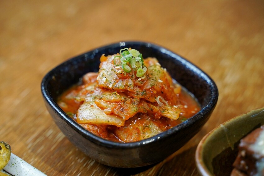 新竹特色老宅．麵食餐館推薦「樂客Rocks Cooking」，值得讓你一訪再訪的優質好店！必點三饗牛肉麵、招牌松露水餃、香蒜黑糖豆干～ - 阿華田的美食日記