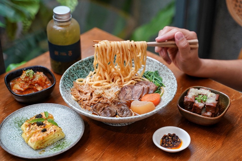 新竹特色老宅．麵食餐館推薦「樂客Rocks Cooking」，值得讓你一訪再訪的優質好店！必點三饗牛肉麵、招牌松露水餃、香蒜黑糖豆干～ - 阿華田的美食日記