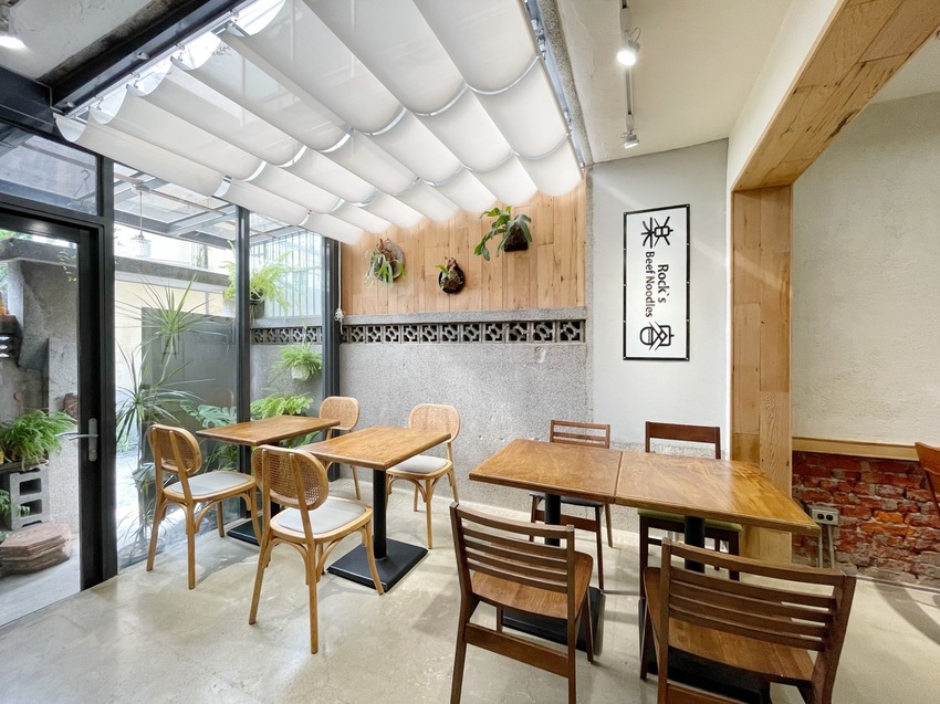新竹特色老宅．麵食餐館推薦「樂客Rocks Cooking」，值得讓你一訪再訪的優質好店！必點三饗牛肉麵、招牌松露水餃、香蒜黑糖豆干～ - 阿華田的美食日記