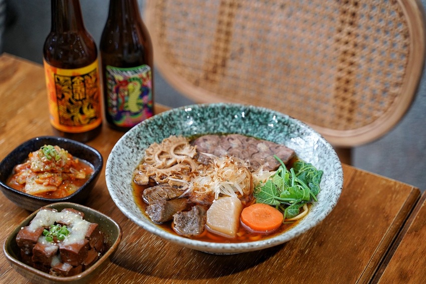 新竹特色老宅．麵食餐館推薦「樂客Rocks Cooking」，值得讓你一訪再訪的優質好店！必點三饗牛肉麵、招牌松露水餃、香蒜黑糖豆干～ - 阿華田的美食日記