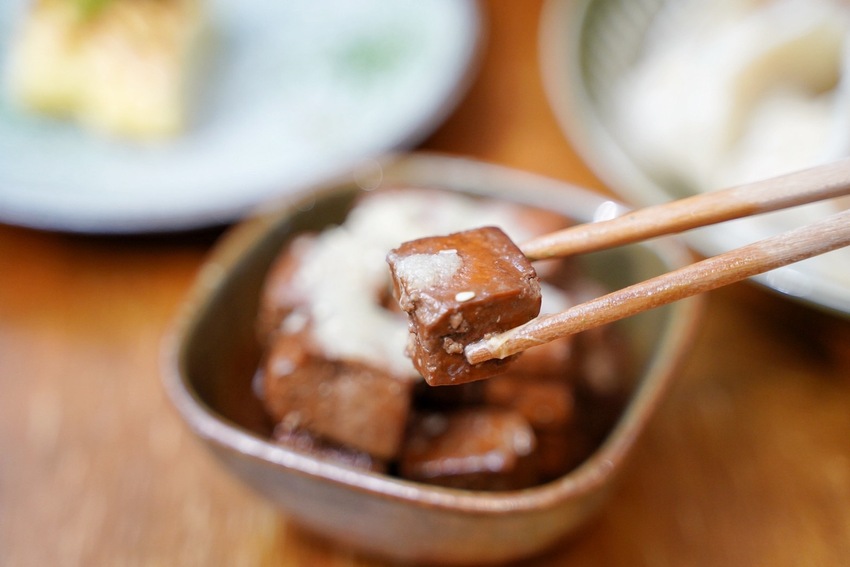 新竹特色老宅．麵食餐館推薦「樂客Rocks Cooking」，值得讓你一訪再訪的優質好店！必點三饗牛肉麵、招牌松露水餃、香蒜黑糖豆干～ - 阿華田的美食日記