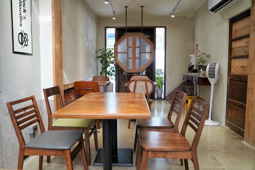 新竹特色老宅．麵食餐館推薦「樂客Rocks Cooking」，值得讓你一訪再訪的優質好店！必點三饗牛肉麵、招牌松露水餃、香蒜黑糖豆干～ - 阿華田的美食日記