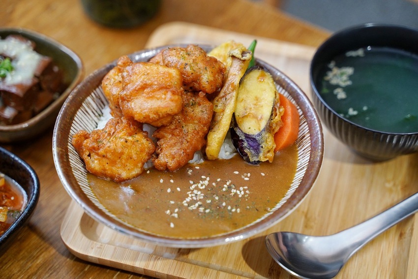 新竹特色老宅．麵食餐館推薦「樂客Rocks Cooking」，值得讓你一訪再訪的優質好店！必點三饗牛肉麵、招牌松露水餃、香蒜黑糖豆干～ - 阿華田的美食日記