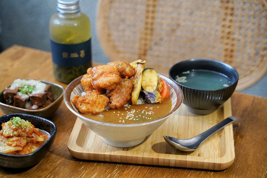 新竹特色老宅．麵食餐館推薦「樂客Rocks Cooking」，值得讓你一訪再訪的優質好店！必點三饗牛肉麵、招牌松露水餃、香蒜黑糖豆干～ - 阿華田的美食日記