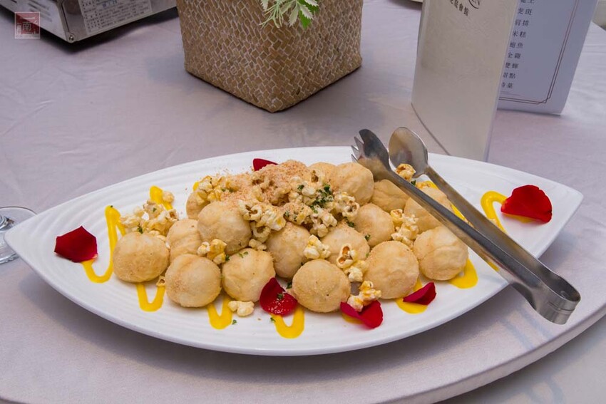 【臺南宴會】白色系歐式婚禮,可容納35桌的空間,適合宴會、會議及尾牙,活動包場也超合適~涵花庭會館 - 南人幫