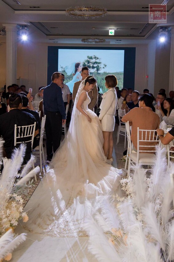 【臺南宴會】白色系歐式婚禮,可容納35桌的空間,適合宴會、會議及尾牙,活動包場也超合適~涵花庭會館 - 南人幫