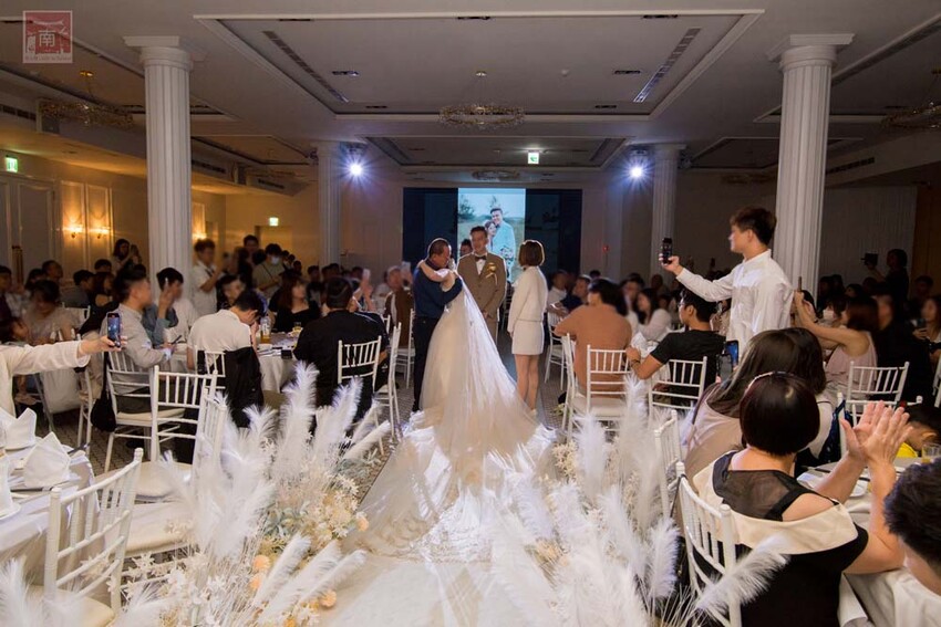 【臺南宴會】白色系歐式婚禮,可容納35桌的空間,適合宴會、會議及尾牙,活動包場也超合適~涵花庭會館 - 南人幫