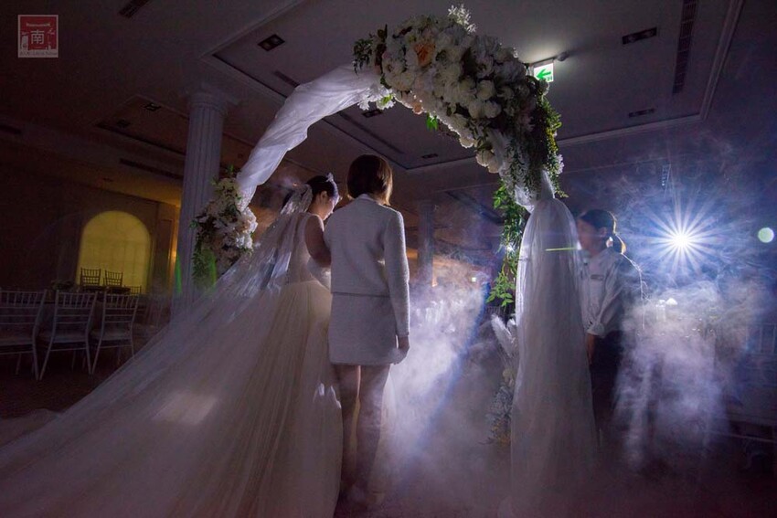 【臺南宴會】白色系歐式婚禮,可容納35桌的空間,適合宴會、會議及尾牙,活動包場也超合適~涵花庭會館 - 南人幫