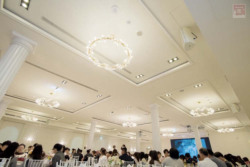 【臺南宴會】白色系歐式婚禮,可容納35桌的空間,適合宴會、會議及尾牙,活動包場也超合適~涵花庭會館 - 南人幫