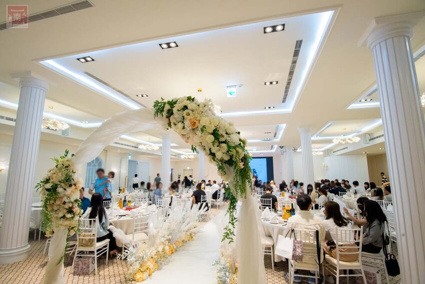 【臺南宴會】白色系歐式婚禮,可容納35桌的空間,適合宴會、會議及尾牙,活動包場也超合適~涵花庭會館 - 南人幫