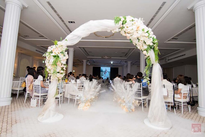 【臺南宴會】白色系歐式婚禮,可容納35桌的空間,適合宴會、會議及尾牙,活動包場也超合適~涵花庭會館 - 南人幫