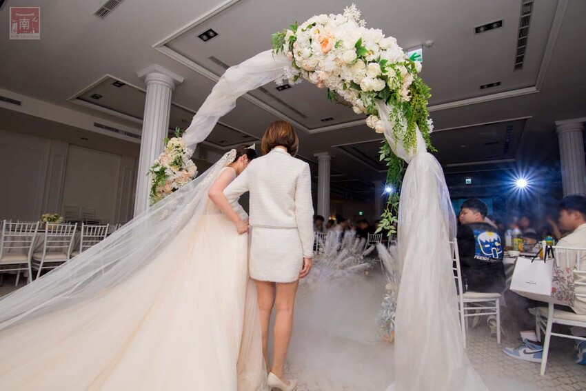 【臺南宴會】白色系歐式婚禮,可容納35桌的空間,適合宴會、會議及尾牙,活動包場也超合適~涵花庭會館 - 南人幫