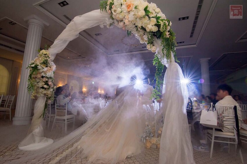 【臺南宴會】白色系歐式婚禮,可容納35桌的空間,適合宴會、會議及尾牙,活動包場也超合適~涵花庭會館 - 南人幫