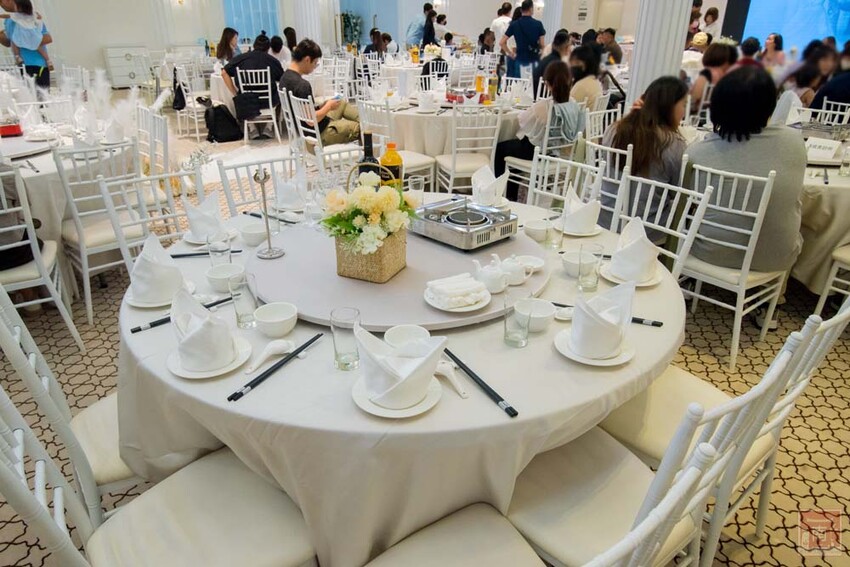 【臺南宴會】白色系歐式婚禮,可容納35桌的空間,適合宴會、會議及尾牙,活動包場也超合適~涵花庭會館 - 南人幫