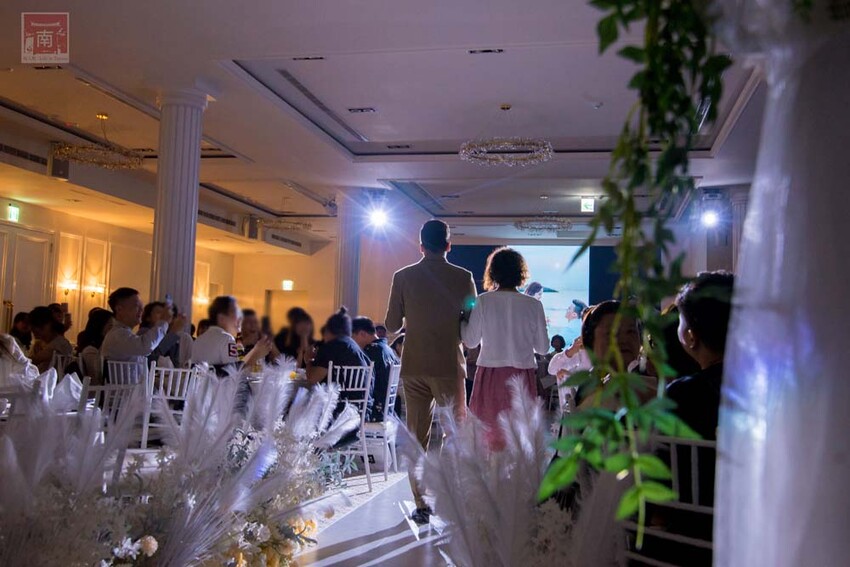 【臺南宴會】白色系歐式婚禮,可容納35桌的空間,適合宴會、會議及尾牙,活動包場也超合適~涵花庭會館 - 南人幫
