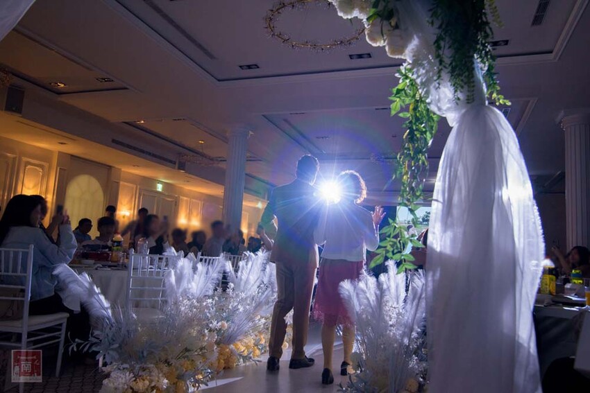 【臺南宴會】白色系歐式婚禮,可容納35桌的空間,適合宴會、會議及尾牙,活動包場也超合適~涵花庭會館 - 南人幫