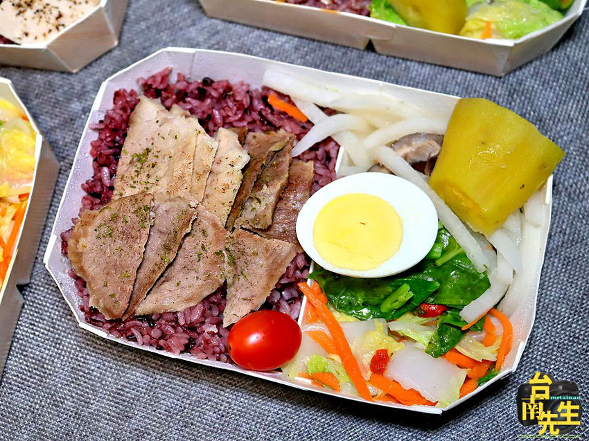 台南水煮餐／只開平日純外帶無內用／限量供應晚來吃不到／少油少鹽低熱量／當天採買新鮮食材／忠實顧客連續吃一個月