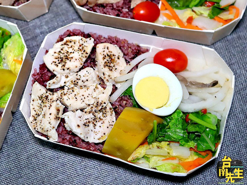 台南水煮餐／只開平日純外帶無內用／限量供應晚來吃不到／少油少鹽低熱量／當天採買新鮮食材／忠實顧客連續吃一個月