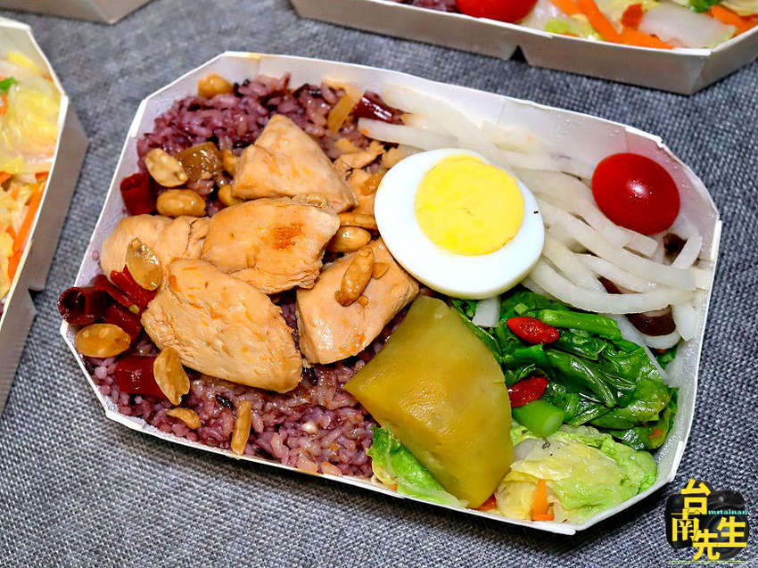 台南水煮餐／只開平日純外帶無內用／限量供應晚來吃不到／少油少鹽低熱量／當天採買新鮮食材／忠實顧客連續吃一個月