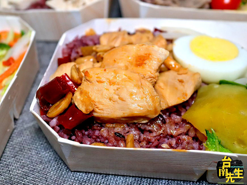 台南水煮餐／只開平日純外帶無內用／限量供應晚來吃不到／少油少鹽低熱量／當天採買新鮮食材／忠實顧客連續吃一個月