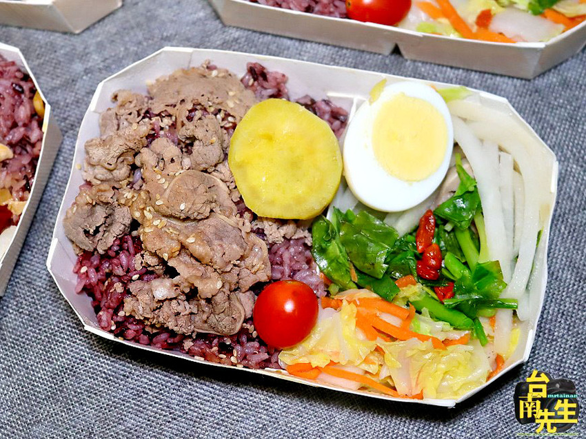 台南水煮餐／只開平日純外帶無內用／限量供應晚來吃不到／少油少鹽低熱量／當天採買新鮮食材／忠實顧客連續吃一個月