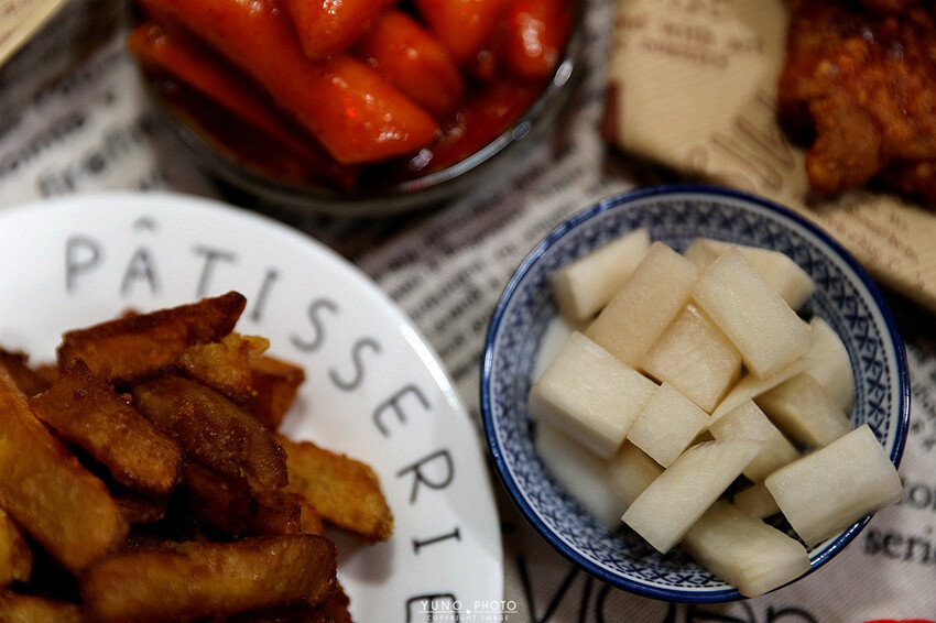 不用飛韓國 路邊攤韓式炸雞底加啦!辣的夠味的辣炒年糕搭配韓式炸雞 營業到凌晨一點半