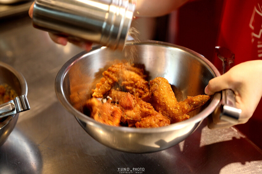 不用飛韓國 路邊攤韓式炸雞底加啦!辣的夠味的辣炒年糕搭配韓式炸雞 營業到凌晨一點半