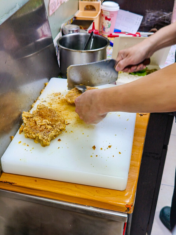 西門町必吃厚切炸排骨麵！金滿園排骨五十年老味道，吃過都說讚。