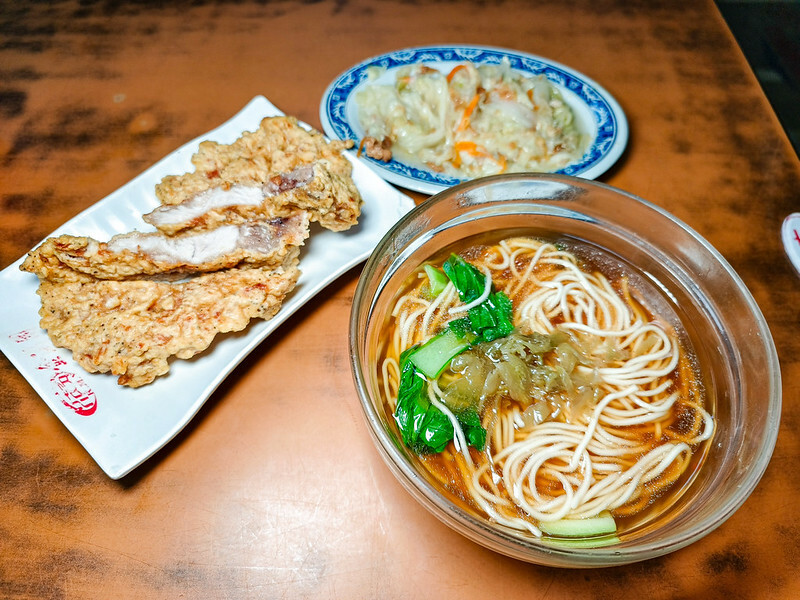 西門町必吃厚切炸排骨麵！金滿園排骨五十年老味道，吃過都說讚。