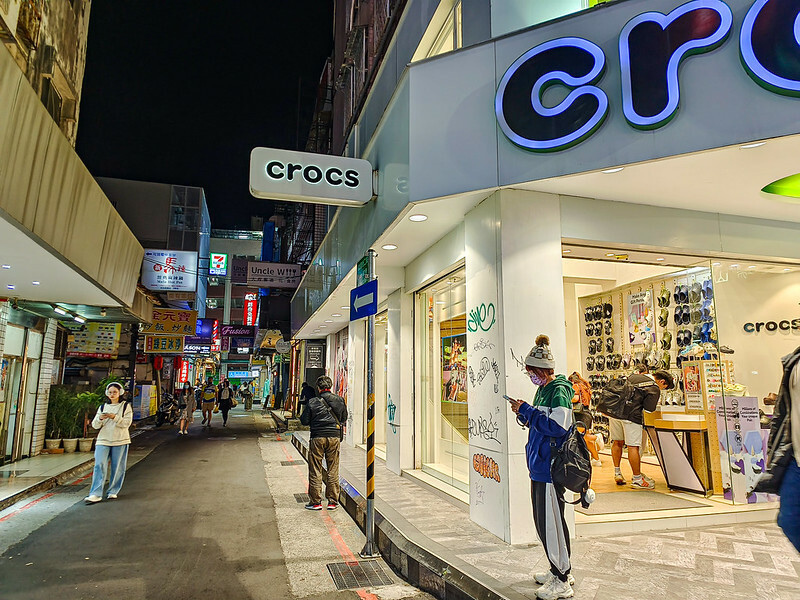 西門町必吃厚切炸排骨麵！金滿園排骨五十年老味道，吃過都說讚。