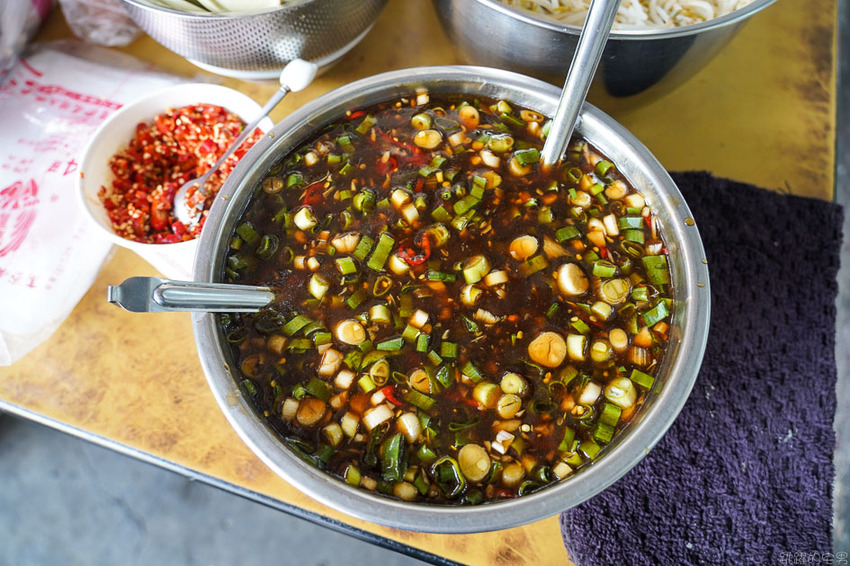 居然整碗都是豬眼睛 千萬不要對視確認眼神 重點新北市這家二哥烏醋麵評價600多還有4.1顆星!!