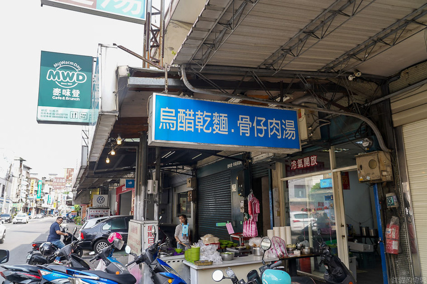 居然整碗都是豬眼睛 千萬不要對視確認眼神 重點新北市這家二哥烏醋麵評價600多還有4.1顆星!!