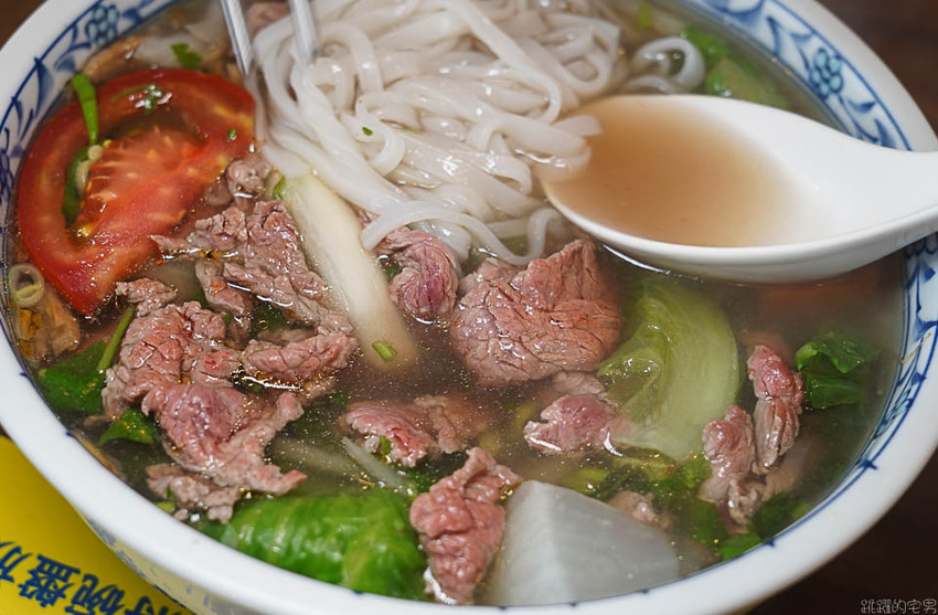 [花蓮美食]越蘭Pho越式河粉&台式潤餅-牛肉河粉湯頭夠味牛肉鮮嫩很推薦!提供海鮮米線 春捲可以點喔@跳躍的宅男