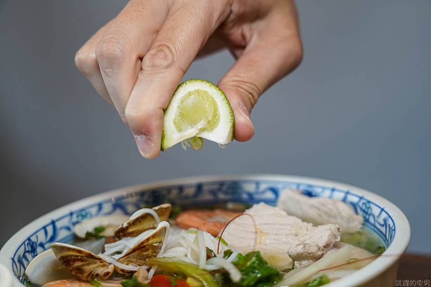 [花蓮美食]越蘭Pho越式河粉&台式潤餅-牛肉河粉湯頭夠味牛肉鮮嫩很推薦!提供海鮮米線 春捲可以點喔@跳躍的宅男