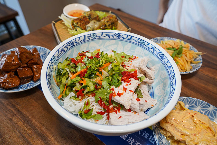 [花蓮美食]越蘭Pho越式河粉&台式潤餅-牛肉河粉湯頭夠味牛肉鮮嫩很推薦!提供海鮮米線 春捲可以點喔@跳躍的宅男