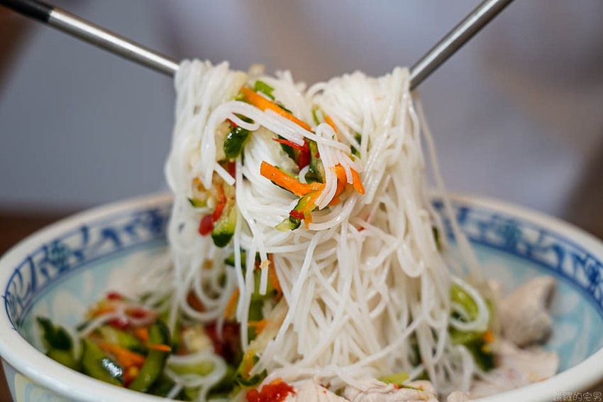 [花蓮美食]越蘭Pho越式河粉&台式潤餅-牛肉河粉湯頭夠味牛肉鮮嫩很推薦!提供海鮮米線 春捲可以點喔@跳躍的宅男