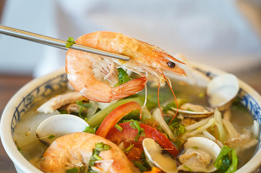 [花蓮美食]越蘭Pho越式河粉&台式潤餅-牛肉河粉湯頭夠味牛肉鮮嫩很推薦!提供海鮮米線 春捲可以點喔@跳躍的宅男