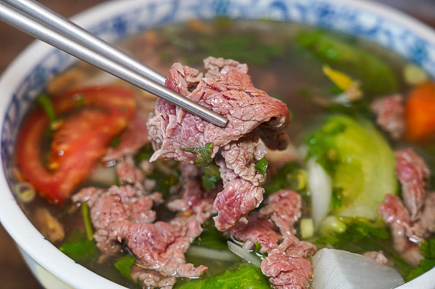 [花蓮美食]越蘭Pho越式河粉&台式潤餅-牛肉河粉湯頭夠味牛肉鮮嫩很推薦!提供海鮮米線 春捲可以點喔@跳躍的宅男