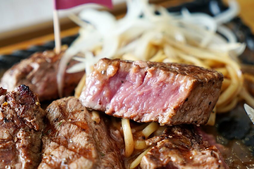 【彰化員林】王牪牛排.2D漫畫+軌道自動送餐的平價牛排店,好拍又好吃!