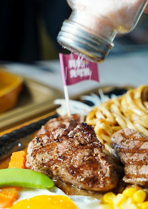 【彰化員林】王牪牛排.2D漫畫+軌道自動送餐的平價牛排店,好拍又好吃!