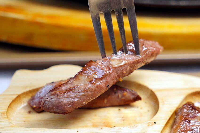 【彰化員林】王牪牛排.2D漫畫+軌道自動送餐的平價牛排店,好拍又好吃!