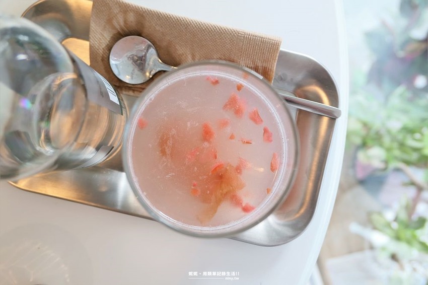 咖啡。台北★韓系清新風Soloist! Cafe 白色窗邊位享受午後陽光 - 妮妮˙ˇ˙用類單記錄生活!!