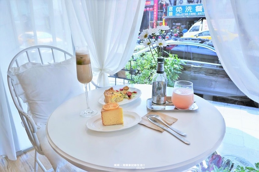 咖啡。台北★韓系清新風Soloist! Cafe 白色窗邊位享受午後陽光 - 妮妮˙ˇ˙用類單記錄生活!!