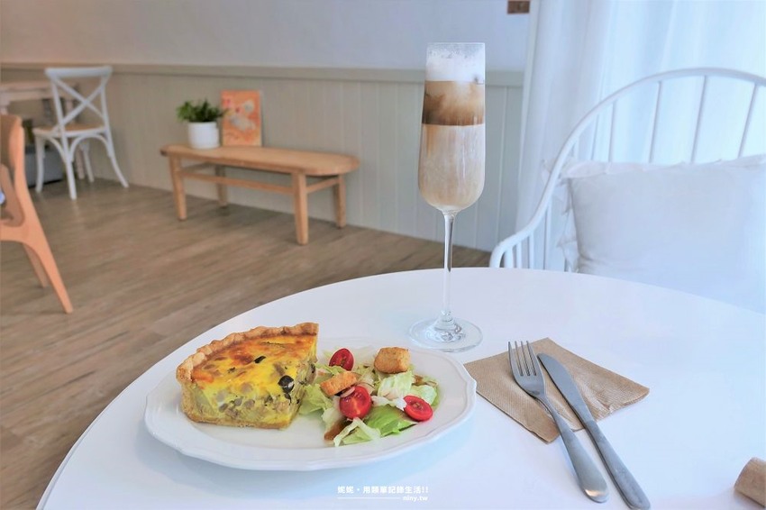 咖啡。台北★韓系清新風Soloist! Cafe 白色窗邊位享受午後陽光 - 妮妮˙ˇ˙用類單記錄生活!!