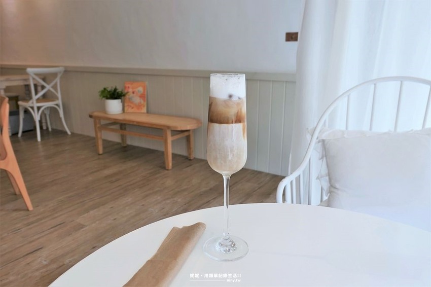 咖啡。台北★韓系清新風Soloist! Cafe 白色窗邊位享受午後陽光 - 妮妮˙ˇ˙用類單記錄生活!!